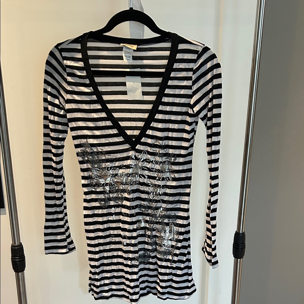 Chic Black and White Striped V-Neck Long Sleeve Top